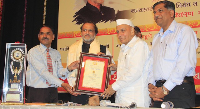 Rajendra Shende felicitated Vishwaratna Puraskar